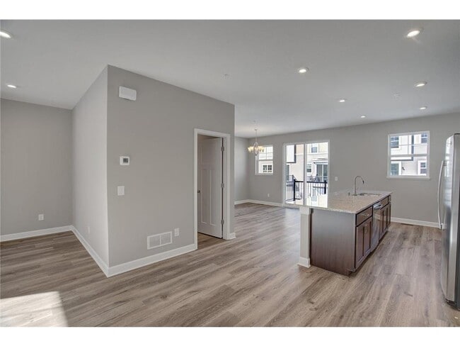 Building Photo - 855 Roselyn Dr