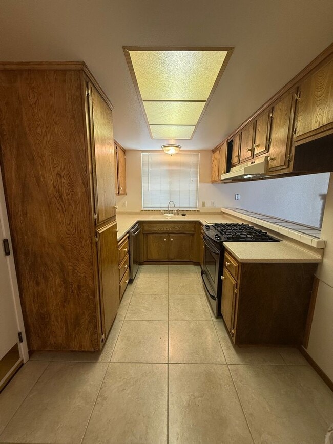 Building Photo - 3 bed 2 bath home available now!