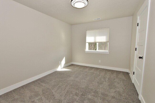 Building Photo - Immaculate North End Home