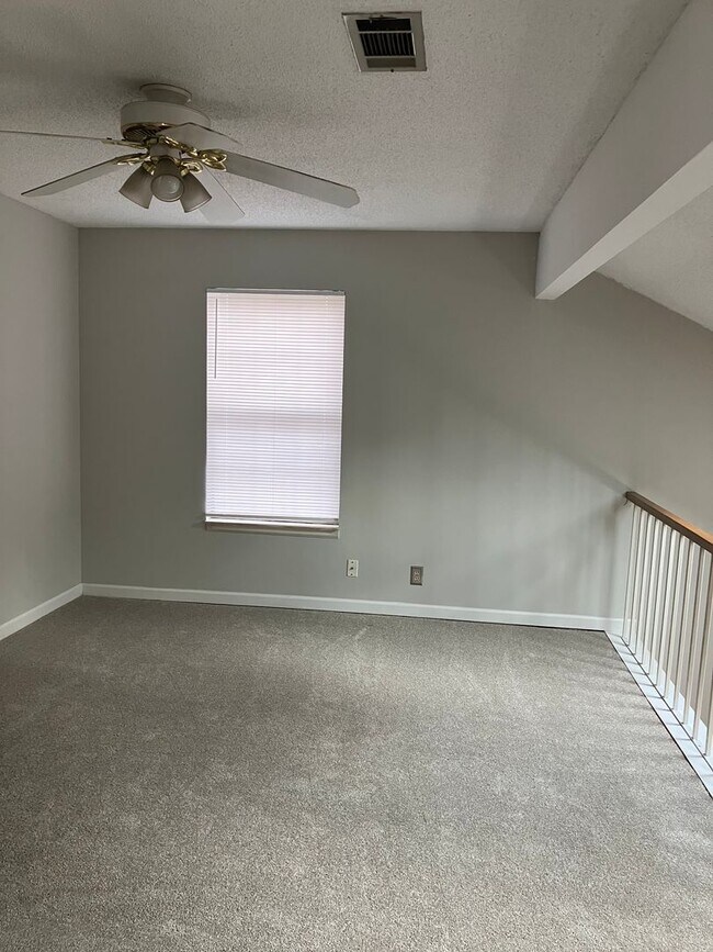 Building Photo - End Unit Townhome in the Villages of Brentwood