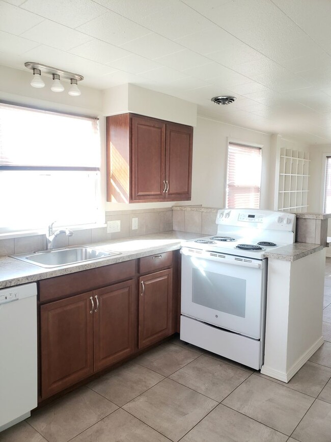 Building Photo - 2+ Bedroom, 2 bathroom Charming Home Available!