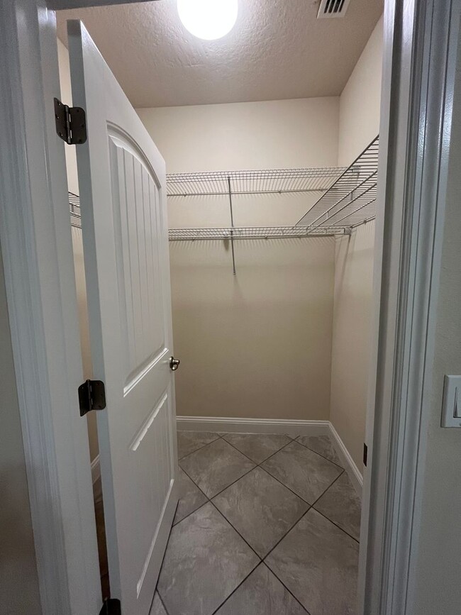 Building Photo - Charming 3 bedroom, 2 bathroom dulplex loc...