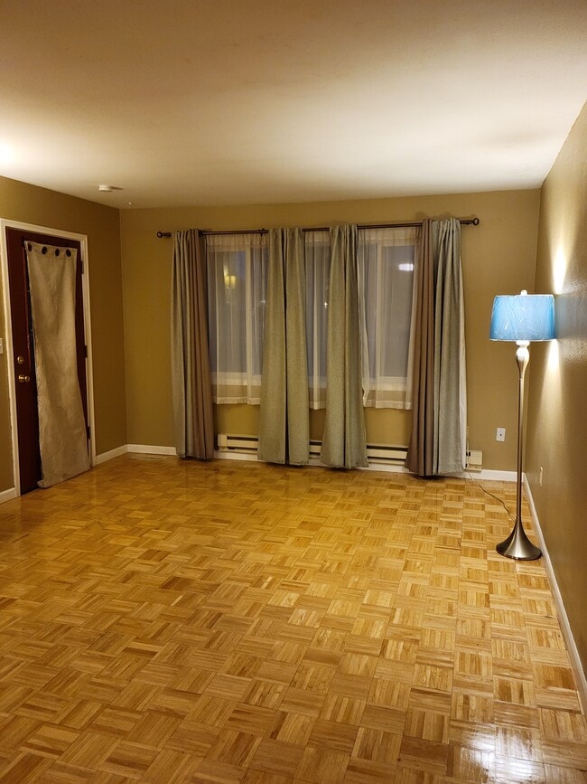 Living Room - 124 SW Davis Ave