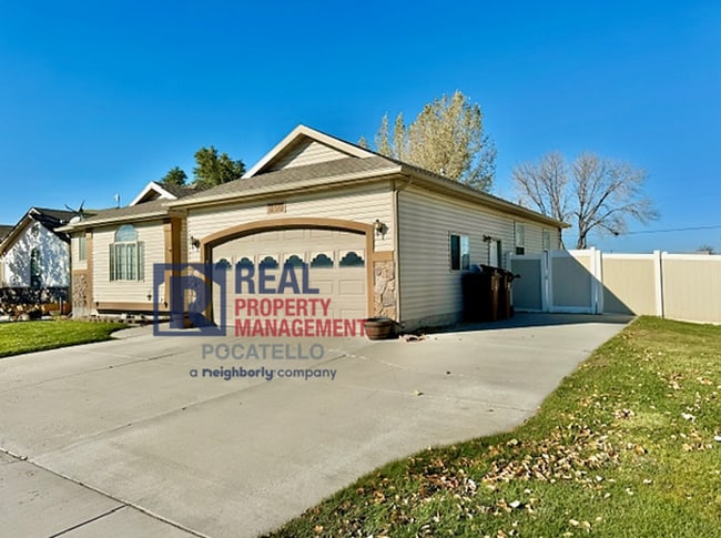 Building Photo - Beautiful 4 bedroom 3 bath house - attached garage