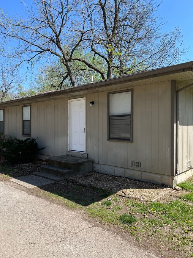 Primary Photo - 1422 N La Fontaine Ave