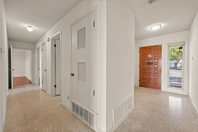 Building Photo - 6501 Mesa Dr