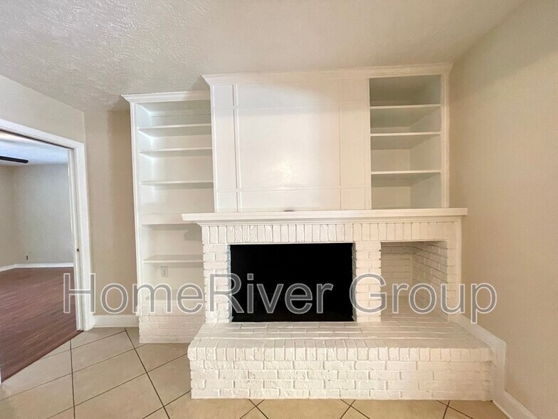 Building Photo - 2105 W Country Club Dr