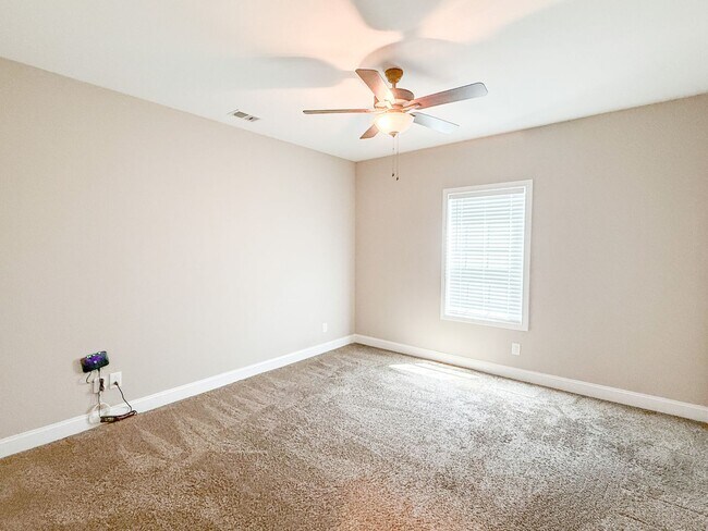 Building Photo - 5 Bedroom 3 Bathroom Home