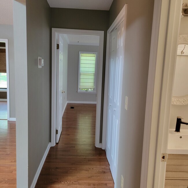 Building Photo - 110 Hilton Ln