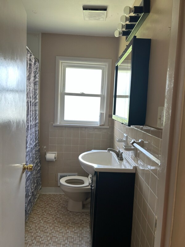Building Photo - 7201 Lorenzo Ln