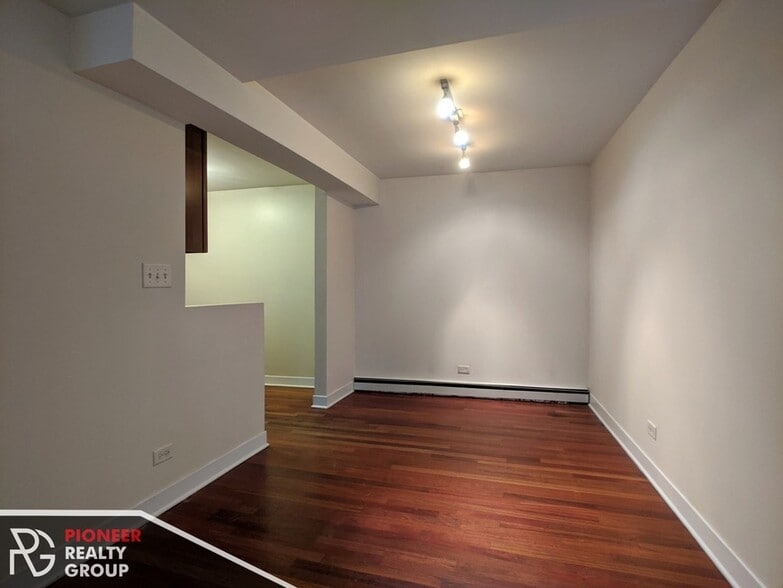 Building Photo - 630 W Wrightwood