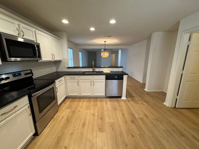 Building Photo - FREE RENT WITH QUICK MOVE IN UP TO NOVEMBE...