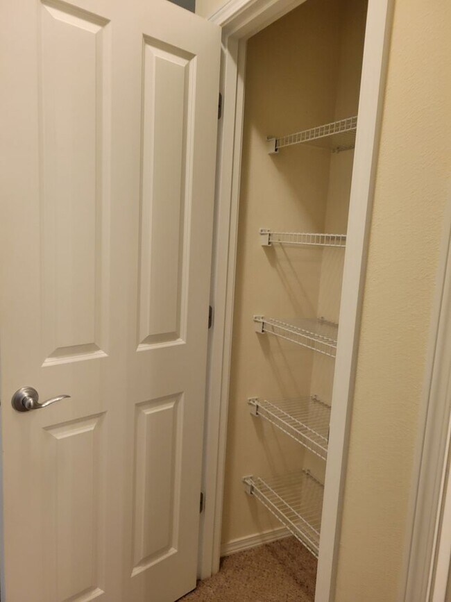 Building Photo - Beautiful 3 bedroom Rambler in perfect location
