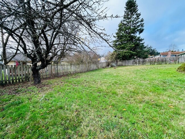 Building Photo - ***PENDING APPLICATION***3 Bedroom Home located in the heart of town! Close to everything!