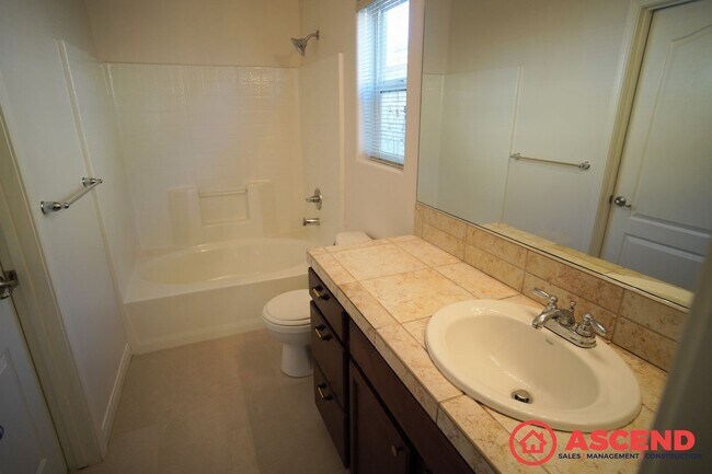 Building Photo - Charming 3 Bed / 2 Bath Home with Garage in Bakersfield!