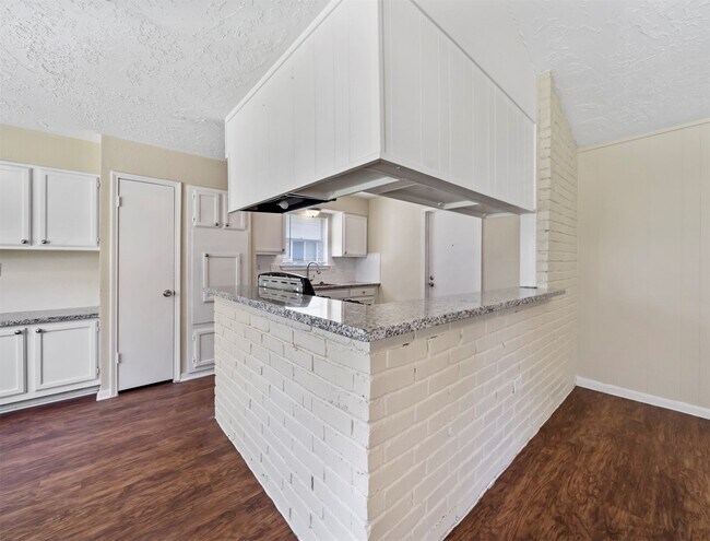 Building Photo - 7962 Southmeadow Dr
