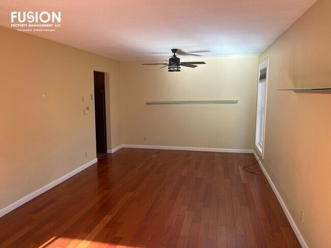 Building Photo - 3 Bedroom/2 Bathrroom Condo Right Near Oakledge Park!