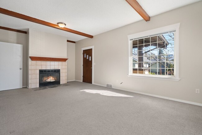 Building Photo - 709 McKenzie Ave