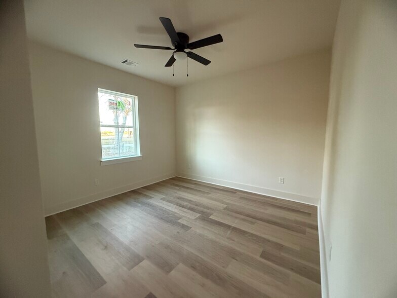 Building Photo - 106 Kirkland St