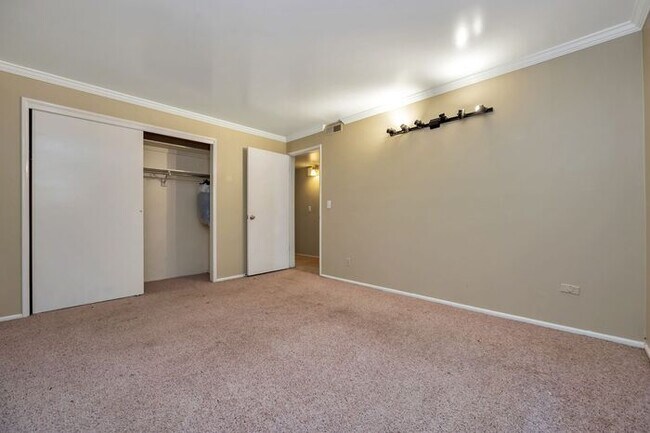 Building Photo - Beautiful Capital Gardens 2 bedroom Condo ...