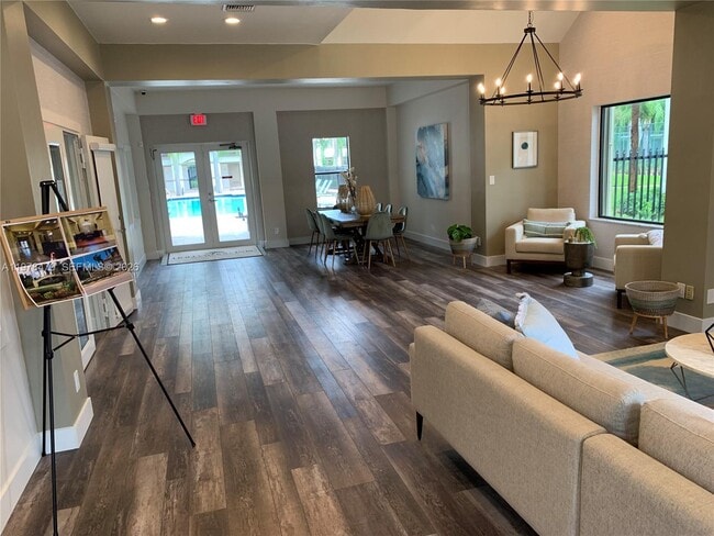 Building Photo - 570 S Park Rd