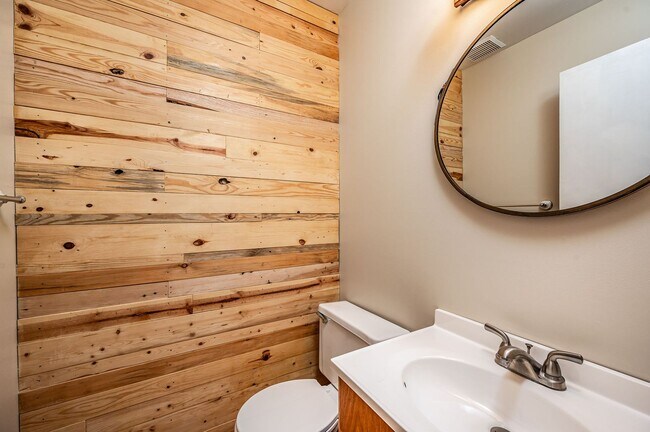 Building Photo - Exceptional Contemporary Features Privacy and a Scenic Back Yard.