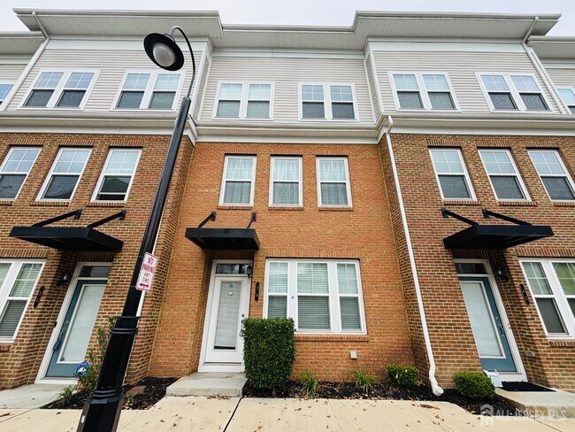 Primary Photo - 38 Bond St