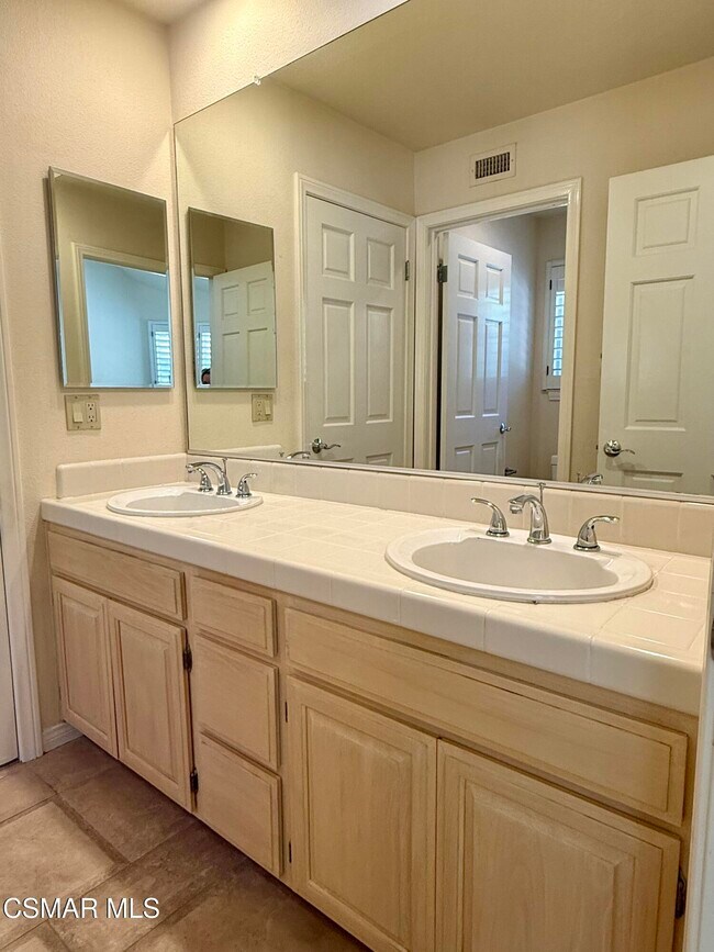 Building Photo - 1922 Golden Sky Cir