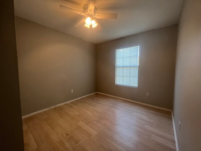 Building Photo - 428 1st St