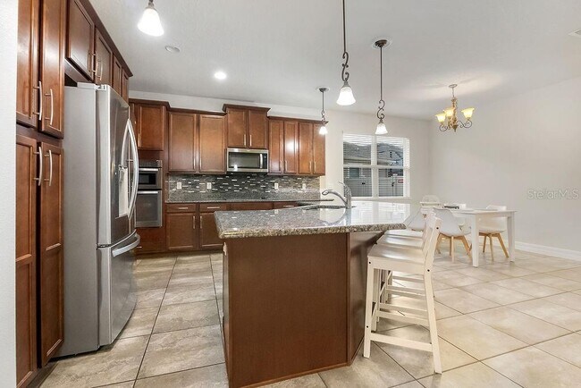 Building Photo - 2450 Chateau Lp