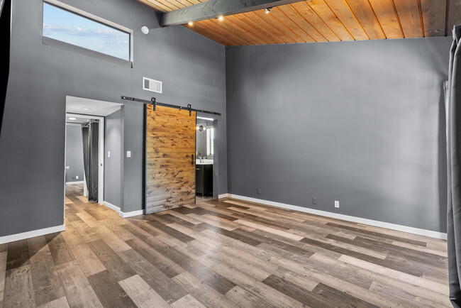 Building Photo - 13006 Moorpark St