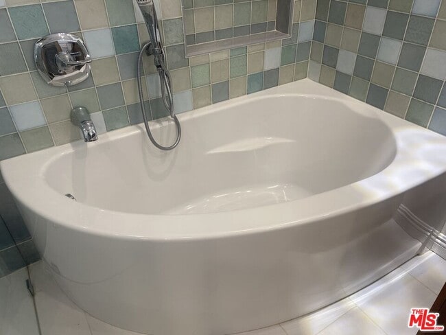 Building Photo - 2152 Parnell Ave