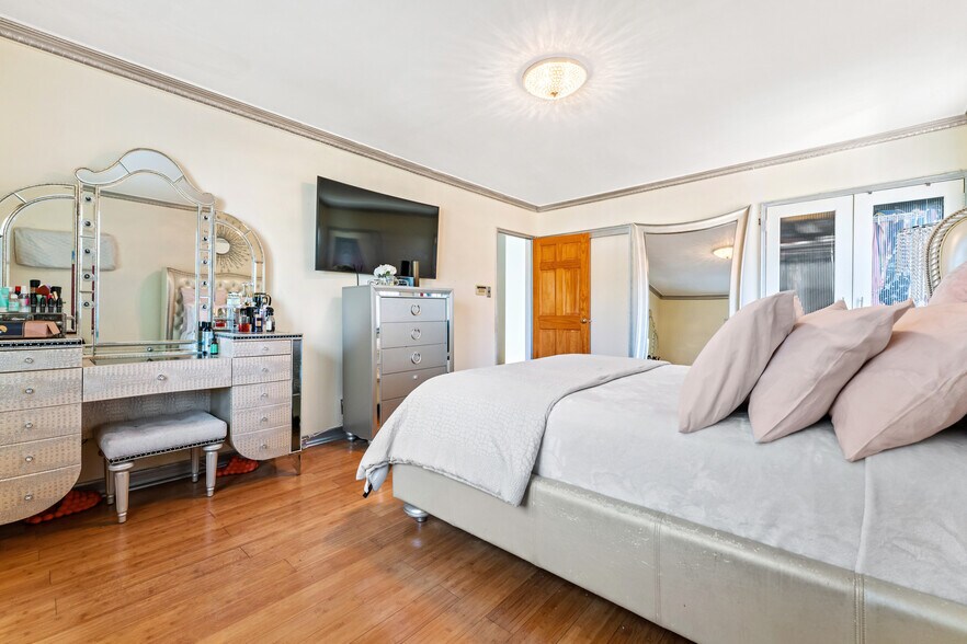 Building Photo - 1318 E 58th St