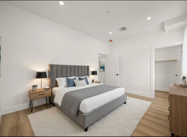 Building Photo - 910 N Hudson Ave