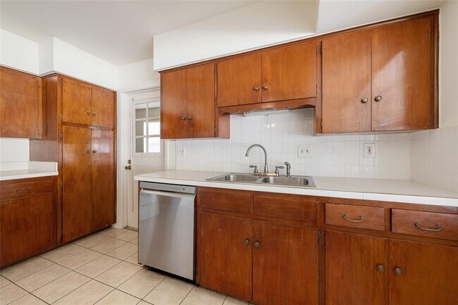 Building Photo - 6706 Willamette Dr