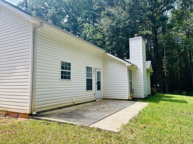 Building Photo - Wow! 3 bedroom 2 bathroom in Senoia. Must ...