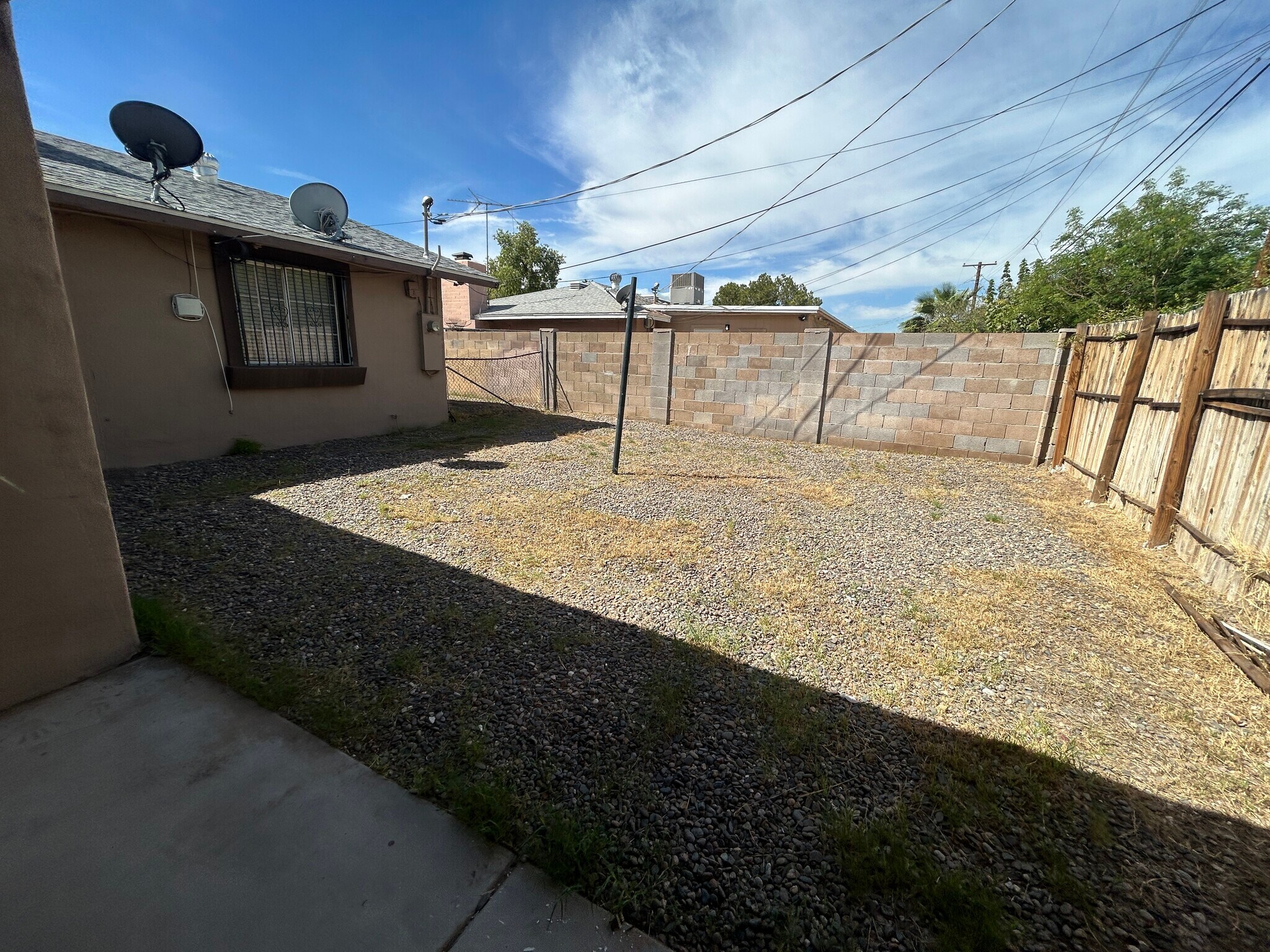 Building Photo - 6106 W Clarendon Ave