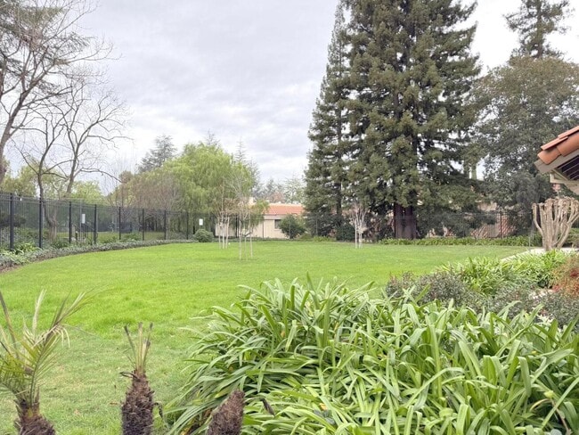 Building Photo - Excellent Location! Near BART, Downtown! Main Chance Estates Townhouse