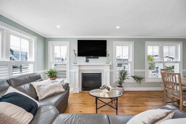 Building Photo - 352 Portsmouth Ave