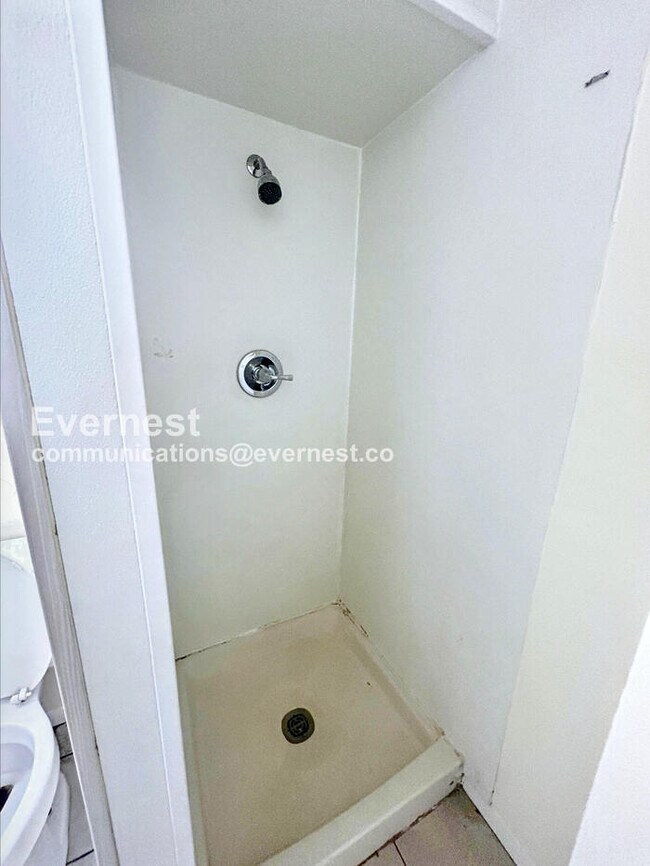 Building Photo - 808 S Sheridan Ave