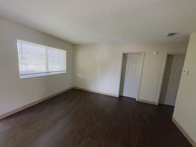 Building Photo - 3001 C.R. Smith St