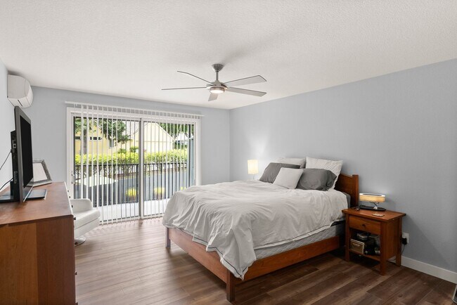 Building Photo - STYLISH 2 BED/2 BATHS LAKE OSWEGO CONDO