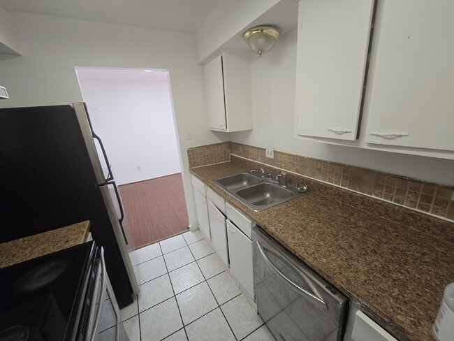 Building Photo - 8071 Meadow Park Dr