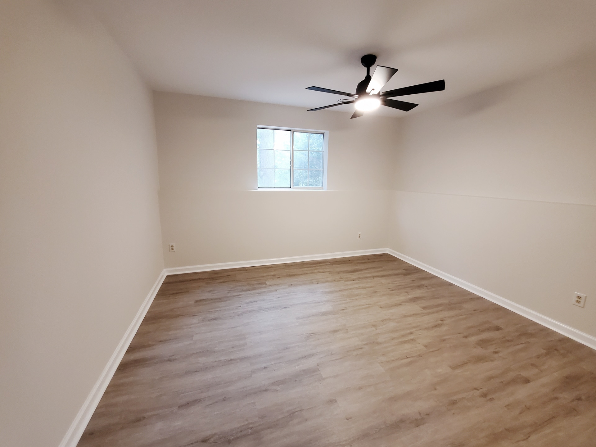 Building Photo - Room in Single Family Home on Henslowe Dr