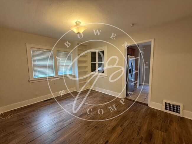 Building Photo - Charming 4 bedroom 2 bathroom close to the University of Toledo.