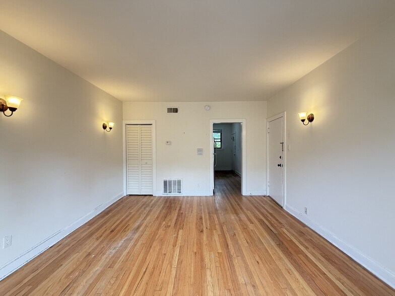 Building Photo - 4127 N Ashland Ave