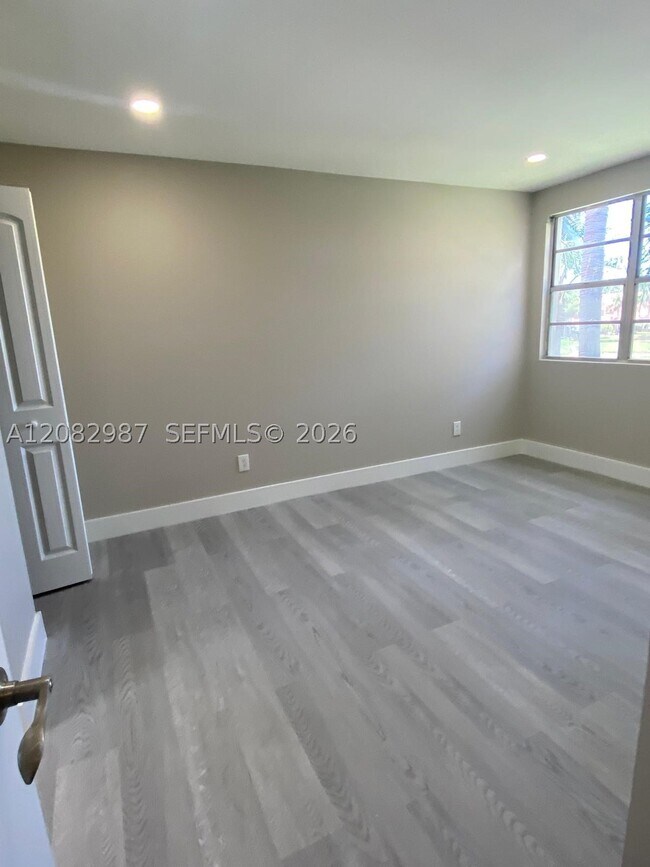 Building Photo - 1257 SW 46th Ave