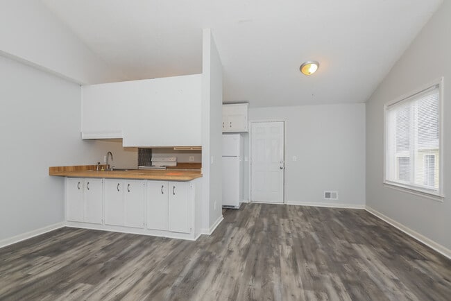 Building Photo - 346 Sprahler St