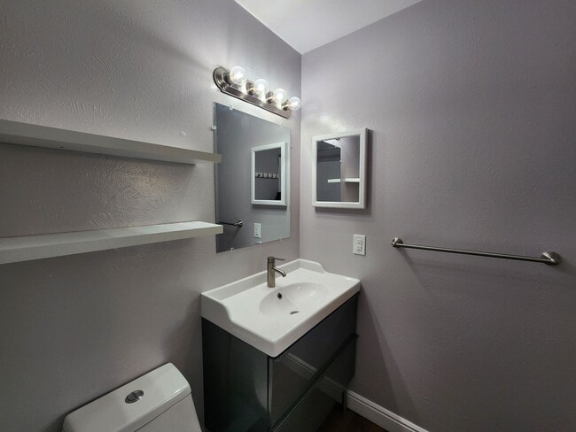 Building Photo - Updated 3 Bedroom Townhome in Great Area!