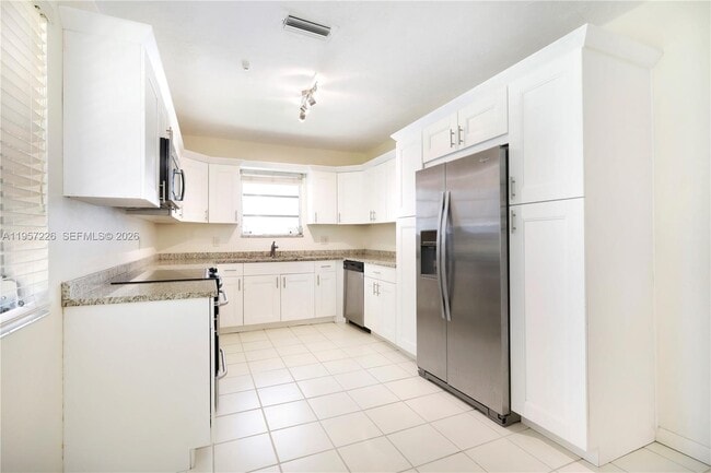 Building Photo - 5610 San Vicente St